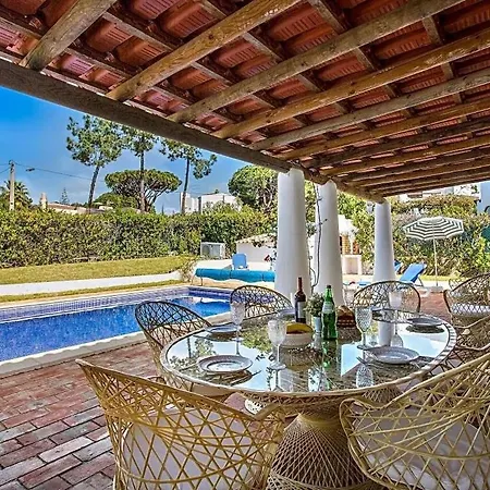 Sleeps 6 With Pool And Air Con ヴィラモウラ