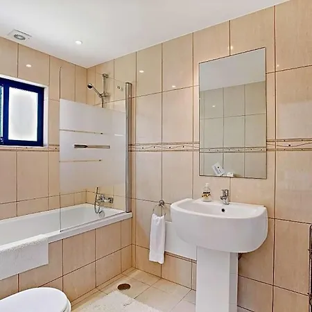 Sleeps 6 With Pool And Air Con * ヴィラモウラ