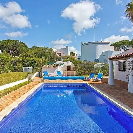 Sleeps 6 With Pool And Air Con