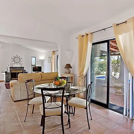 Sleeps 6 With Pool And Air Con