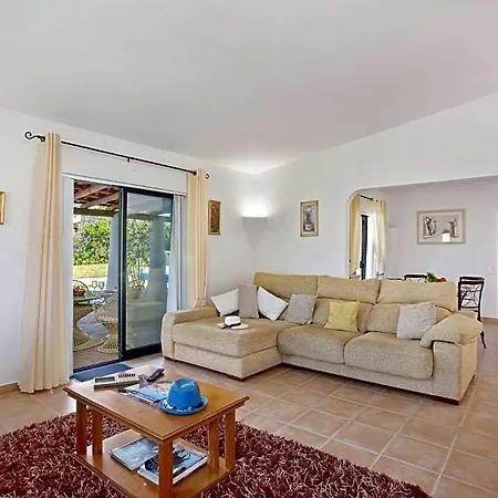 Sleeps 6 With Pool And Air Con *