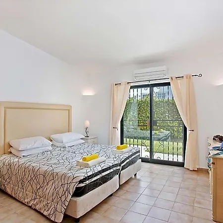 Villa Sleeps 6 With Pool And Air Con