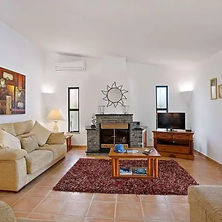 Sleeps 6 With Pool And Air Con Vila *
